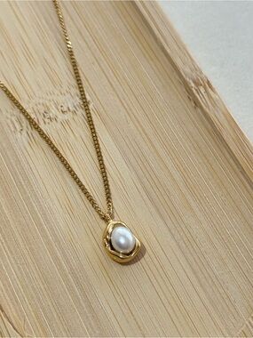 Gold plated Pearl Drop Necklace - Classic Women's Pendant